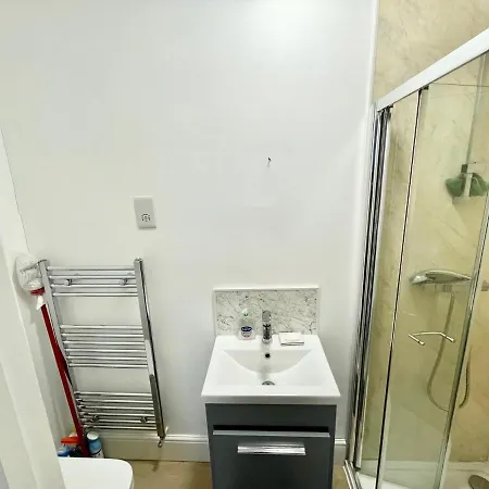 Apartment Lovely Self Contained Now Available London