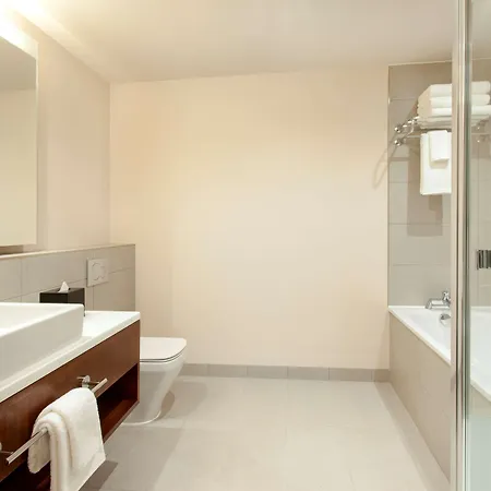Hyatt Place West London Hayes Hotel 4*