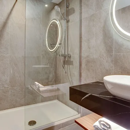Radisson Red London Heathrow 4*