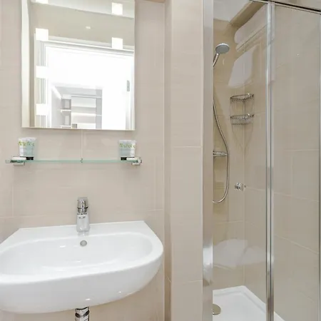 Guilford Street Apartment *