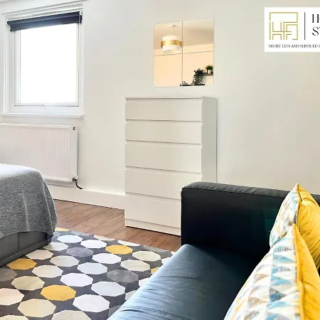 Weekly Or Monthly - Relocation & Business - 4 Guests - By Hofin Stays Short Lets & Serviced London