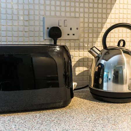 Apartment Fast Internet One Bedroom In Greater London, Id Required
