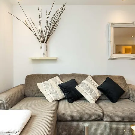 Fast Internet One Bedroom In Greater London, Id Required