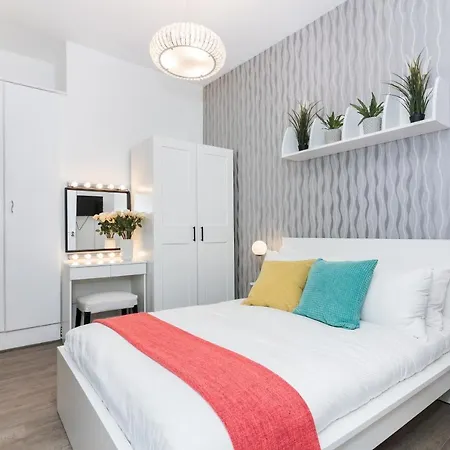 Two Bedroom In Central With Large Terrace Apartment *