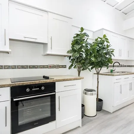 Two Bedroom In Central With Large Terrace * London