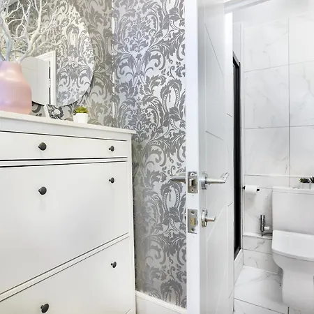 Two Bedroom In Central With Large Terrace Apartment *