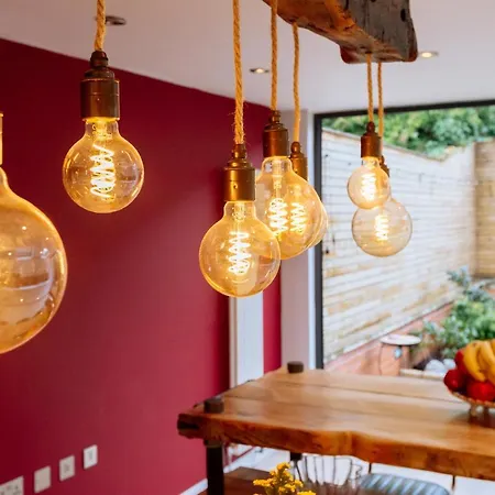 Luxury And Bright Bedrooms In Queens Park