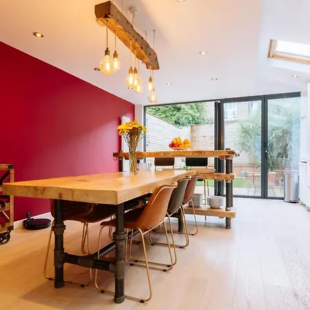 Luxury And Bright Bedrooms In Queens Park