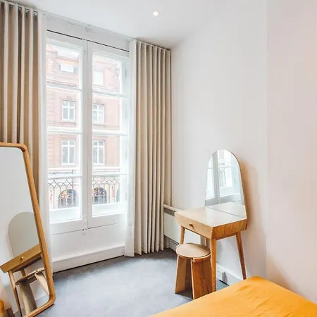 2 Bedroom Right On Trafalgar Square * London