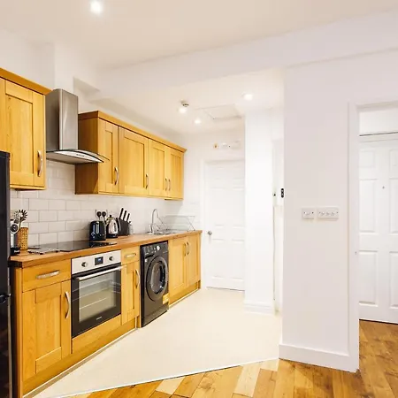 2 Bedroom Right On Trafalgar Square Apartment *