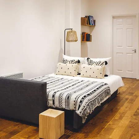 2 Bedroom Right On Trafalgar Square Apartment