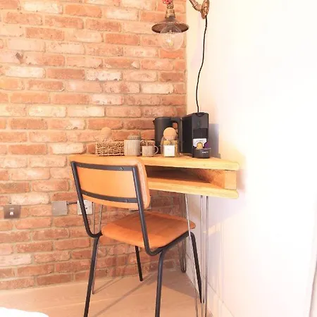 Luxury And Bright Bedrooms In Queens Park Homestay London