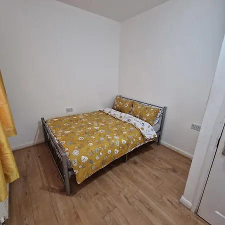 Mile End Budget Лондон