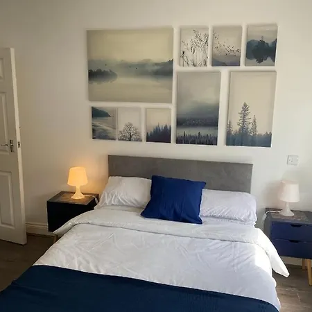 35 Mins To London. 3 Bedrooms. 2 Bathrooms With Garden *