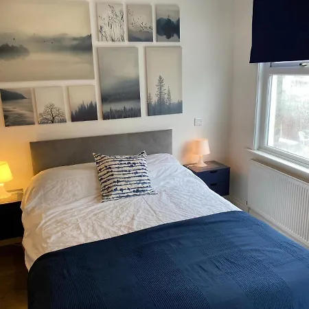 Holiday home 35 Mins To London. 3 Bedrooms. 2 Bathrooms With Garden London