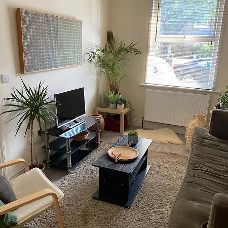 Holiday home 35 Mins To London. 3 Bedrooms. 2 Bathrooms With Garden London
