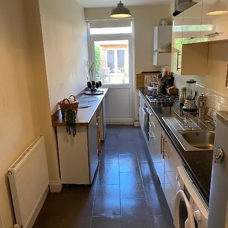 35 Mins To London. 3 Bedrooms. 2 Bathrooms With Garden Holiday home *