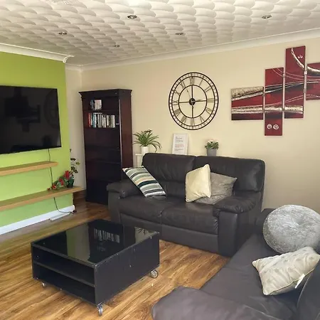 5 Bedroom House By Monishortlets Apartment