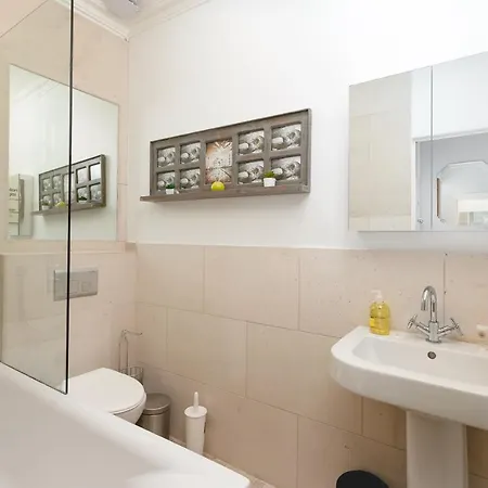Penthousestays Notting Hill: Chic 2-bedroom Near Portobello Road Apartment *