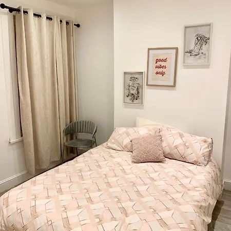 Modern 2 Bedroom With Private Garden Near Canary Wharf