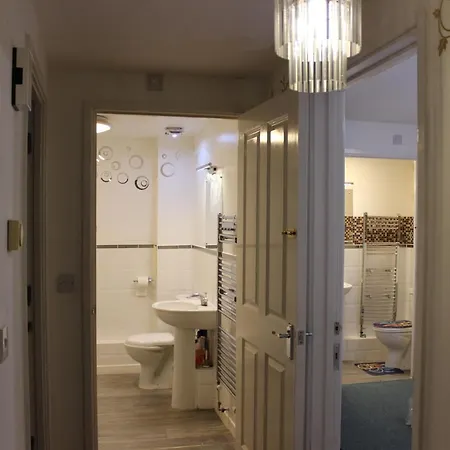 2 Bed 2 Bath - Free Parking - 3min Walk To The Train Station - 19min To Liverpool Street 5min To Victoria Line 1gb Broadband Super Fast Internet Ground Floor 100s Of Shops Restaurants Bakeries 24-hour Asda Superst Apartamento Londres