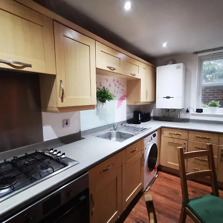 Apartamento 2 Bed 2 Bath - Free Parking - 3min Walk To The Train Station - 19min To Liverpool Street 5min To Victoria Line 1gb Broadband Super Fast Internet Ground Floor 100s Of Shops Restaurants Bakeries 24-hour Asda Superst