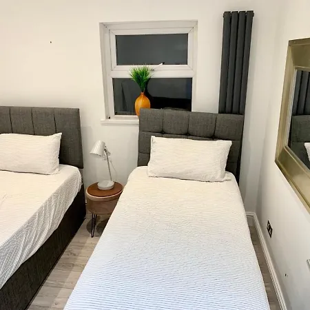 Modern 2 Bedroom With Private Garden Near Canary Wharf Apartment London