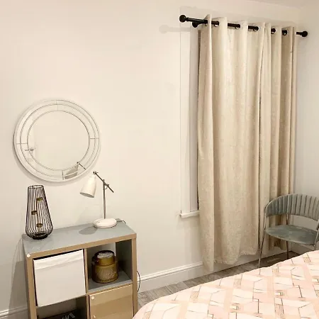 Modern 2 Bedroom With Private Garden Near Canary Wharf Londres