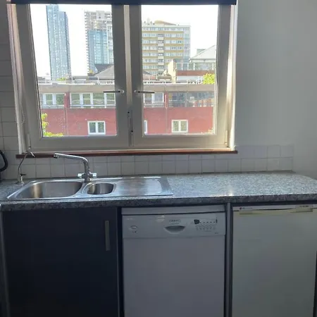 Lovely 2 Bedroom Flat In Apartment *