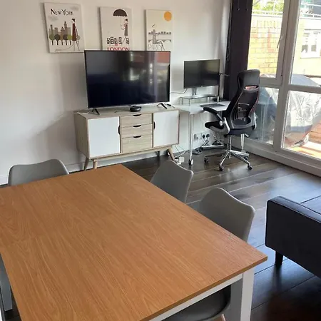 Lovely 2 Bedroom Flat In * London