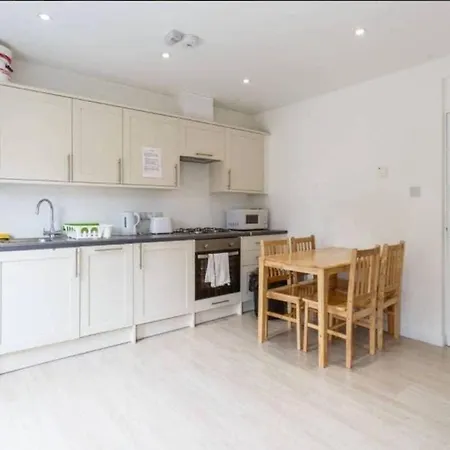 Apartment Renovated 4 Bed Flat In Islington *
