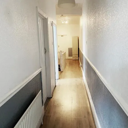Newly Refurbished 2 Bedroom Flat - Long Avl *