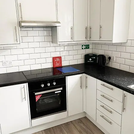 Newly Refurbished 2 Bedroom Flat - Long Avl *