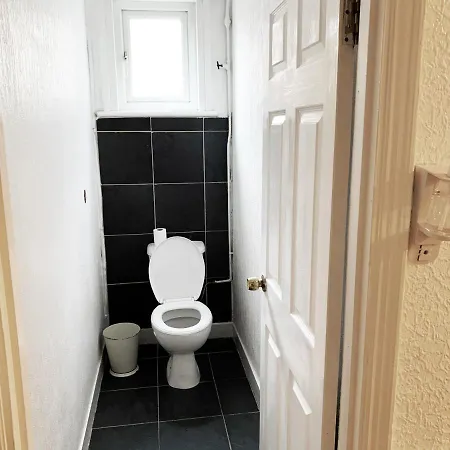 Apartment Newly Refurbished 2 Bedroom Flat - Long Avl