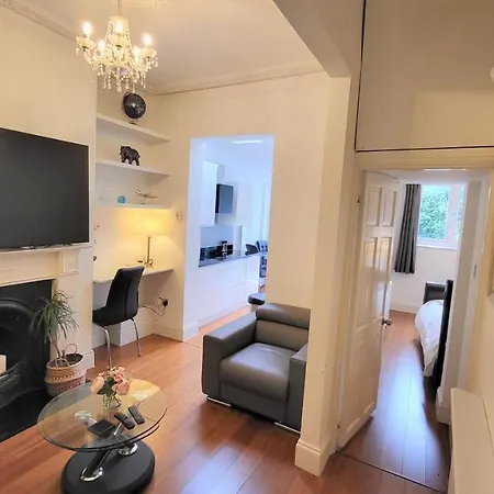 2 Bed Luxury Service In The Heart Of Chiswick Town, W4 Zone 2 Apartment *