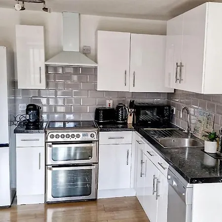 Apartment Comfy 2 Bed Flat With Free Parking, Close To Tube *