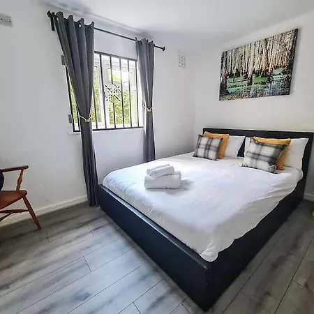 Comfy 2 Bed Flat With Free Parking, Close To Tube * London