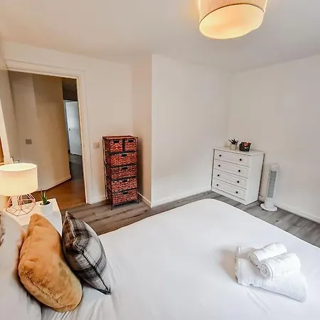 Comfy 2 Bed Flat With Free Parking, Close To Tube *