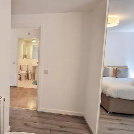 Apartment Comfy 2 Bed Flat With Free Parking, Close To Tube