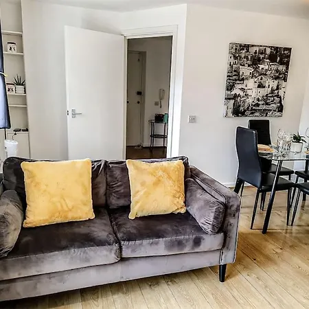 Comfy 2 Bed Flat With Free Parking, Close To Tube *