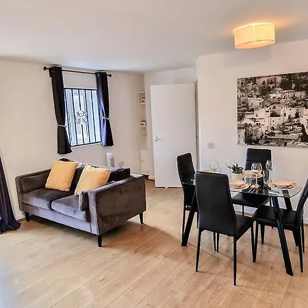 Comfy 2 Bed Flat With Free Parking, Close To Tube * London