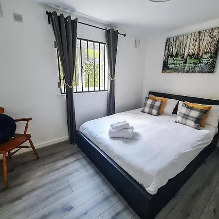 Comfy 2 Bed Flat With Free Parking, Close To Tube *