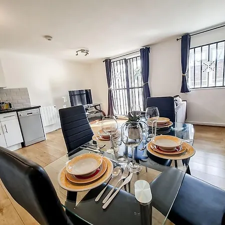 Comfy 2 Bed Flat With Free Parking, Close To Tube London