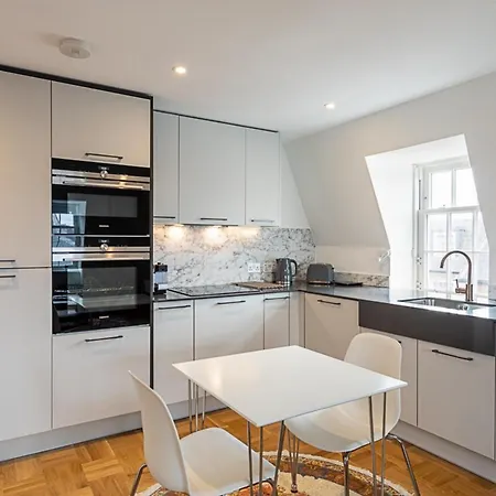 Modern And Stylish In West Kensington *