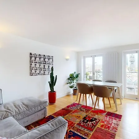 Lovely 2 Bedroom Flat Overlooking Canary Wharf London