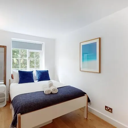 Lovely 2 Bedroom Flat Overlooking Canary Wharf London