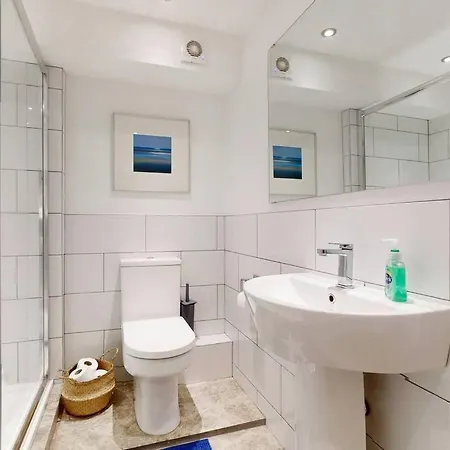 Lovely 2 Bedroom Flat Overlooking Canary Wharf Apartment *