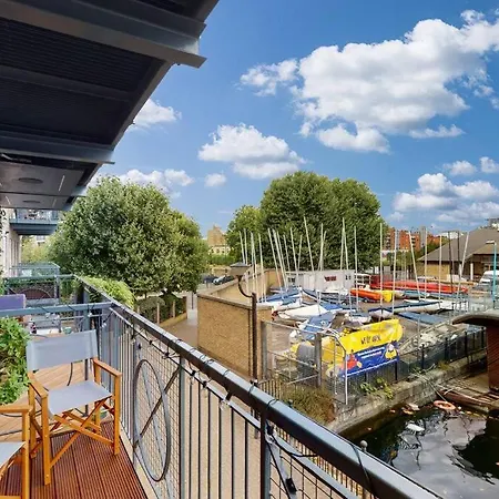 Lovely 2 Bedroom Flat Overlooking Canary Wharf Apartment London