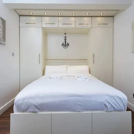 Stylish Studio Near Notting Hill Station! * London