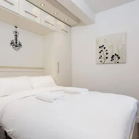 Stylish Studio Near Notting Hill Station!